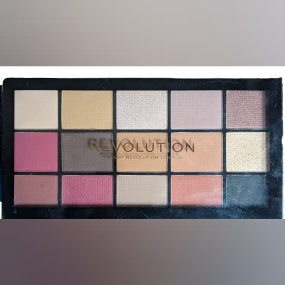 NWT Revolution Beauty Reloaded Vitality 15 color palette 13 matte 2 semi shimmer - Picture 1 of 6